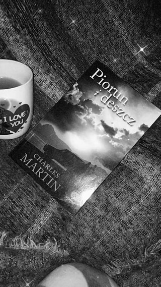 Hallo !  Vor kurzem habe ich, weil ich viel Zeit habe, angefangen, das Buch "Piorun i deszcz” zu lesen.  Ich mochte es schon ein paar Seiten, weil es das Leben der junge Frau zeigt, die Probleme, mit denen wir jeden Tag zu kämpfen haben.  Die Hauptfigur führt ein ruhiges Leben voller Arbeit ohne Zeit für die Familie.  Leider fällt irgendwann alles auseinander, was er erreicht hat.....
