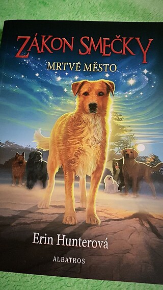 Ich habe kürzlich angefangen, dieses Buch zu lesen. Obwohl ich nicht viel über meine Freizeit lese, langweilte ich mich in der Quarantäne und dachte über das Lesen nach. Wenn jemand von euch Hunde liebt, könnte euch dieses Buch interessieren.