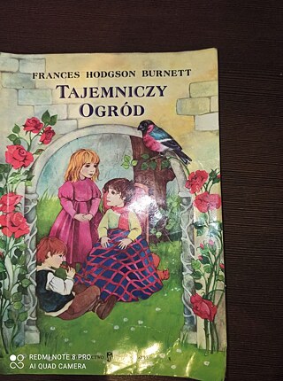 In meiner Freizeit lesse ich ein Buch ``Tajemniczy Ogród `` ( Geheimer Garten) , hat dieses Buch geschrieben : Frances Hodgson Burnett.  Es ist eine Schöne Geschichte darüber, wie Menschen, die uns nahe stehen, einen großen Einfluss auf uns haben, wie viel sich im Leben ändern kann, wenn wir nur glauben, dass es möglich ist.
