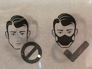 "Überall soll man Maske trangen, zum Beispiel in der Schule, in den Haltestellen und in den Geschäften. Wir müssen immer Abstand halten. Von 8 bis 10 Uhr dürfen die älteren Leute einkaufen, zur Post gehen, in die Bank gehen. Die Geschäfte sind bis 19.00 Uhr geöffnet, weil man nach 20.00 Uhr nicht ausgehen darf. Ich habe einen normalen Unterricht, aber vor dem Eingang messen wir, ob wir Fieber haben und wir tragen eine Mask. Wenn ein Schüler krank ist, kann am Online-Unterricht teilnehmen. Die Stunden sind 40 Minuten lang."