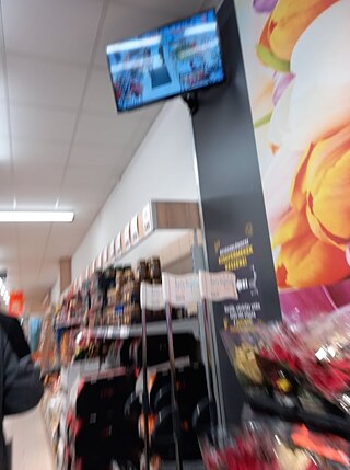 "Ich habe ein paar Gründe warum ich Corona schlecht finde aber ich habe auch manche Dinge die ich besser finde. Hier in Ungarn dürfen wir von 20 Uhr bis 5 Uhr morgens nicht raus gehen. Ich finde es blöd, weil meine Eltern immer um 18³⁵ nach hause kommt und deswegen können wir nicht mehr Lebensmittel einkaufen gehen, dann habe ich am nächsten morgen kein essen für die Schule. Wir können nur am Wochenende einkaufeb. Wegen Covid sind viele Lehrer in Quarantäne. Es ist sehr schwer so zu lernen. Außerdem kann meine Schwester wegen dem Virus an Weinachten nicht uns besuchen kommen. Aber ich finde es gut das ich erst um 8¹⁵ in der Schule sein muss. Weniger anzeigen."