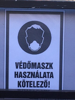 "Die erste Stunde beginnt um 8:15 Uhr für die 8 . und 7. Klasse. Die Stunden sind nur 40 Minuten lang. In der Schule müssen wir eine Maske tragen. Die Geschäfte sind bis 19:00 Uhr geöffnet. Die älteren Leute dürfen von 8:00 bis 10:00 einkaufen."