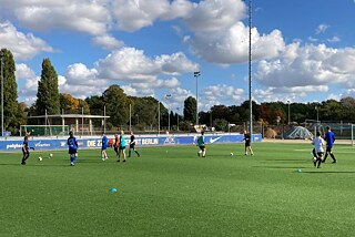 Kinder spielen Fußball