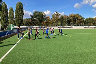 Kinder spielen Fußball