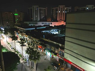 Das ist meine straße in der nacht. Es gibt ein Geschäft, Wir manchmal gehen einkaufen dort, und es heißt Zahran Mall.  Sie ist eine ruhige Straße © © Goethe-Institut Blick aus dem Fenster 1