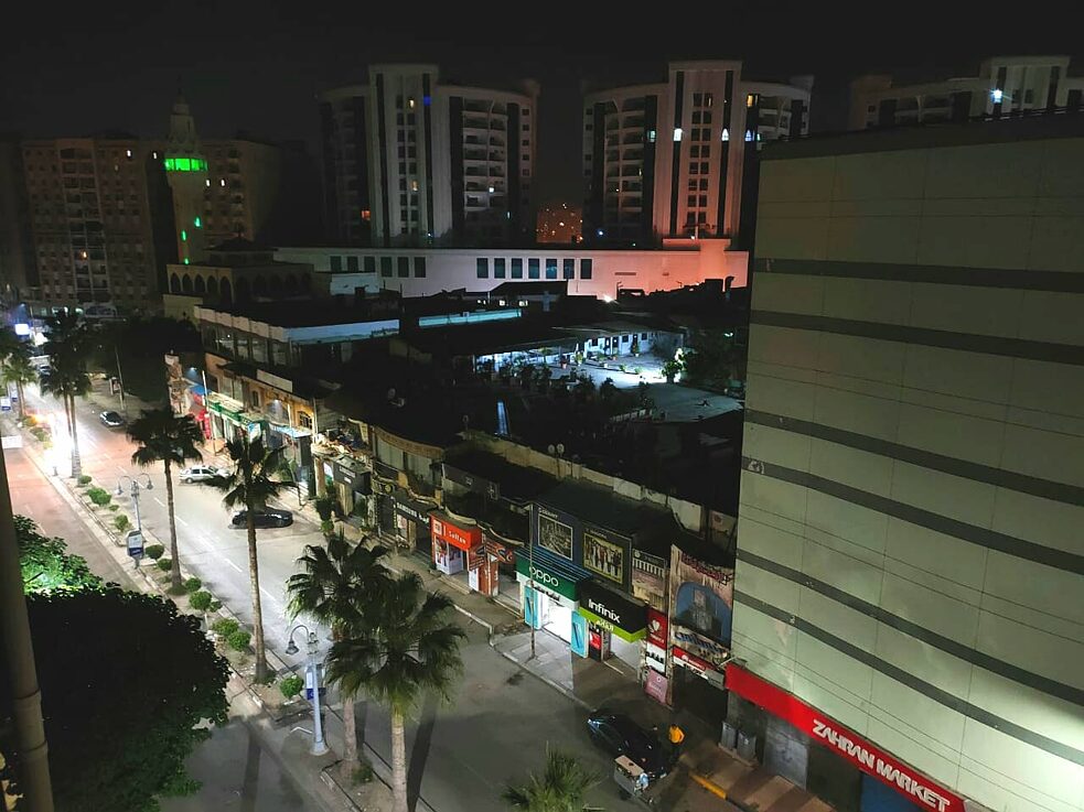 Das ist meine straße in der nacht. Es gibt ein Geschäft, Wir manchmal gehen einkaufen dort, und es heißt Zahran Mall.  Sie ist eine ruhige Straße