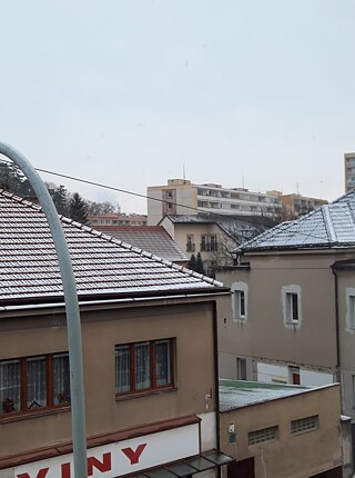 Ich wohne in einer Wohnung im Stadtzentrum. Ich wohne in Kralupy an der Moldau. Hier leben etwa 18 000 Einwohnen. Zur Schule gehe ich 1 Minute zu Fuß. Aus dem Fenster sehe Ich eine Straße, einen Geschäft und Häuser.