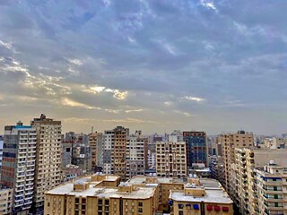 Dies ist die Ansicht aus meinem Fenster. Es ist voller Gebäude. Ich liebe es, morgens den Himmel und nachts Sterne zu beobachten
