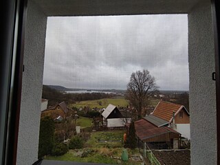 Das ist mein Ausblick aus dem Fenster in Hlučín, man sieht die Gärten und Wochenendhäuser von unseren Nachbaren. Dann man sieht viele Bäume, Feld und einen See. Ich liebe der Ausblick aber im Sommer ist es mehr schön