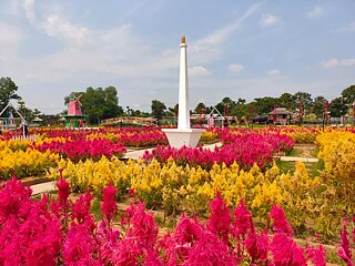 Indonesien hat nur zwei Jahreszeiten: Sommer und Regenzeit. Inzwischen gibt es Übergangssaison. Im Sommer blühen noch Blumen. Also ging ich in den Garten, um sie zu sehen.