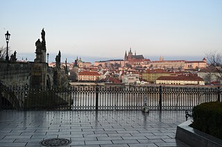 Ich bin eine der ältesten Brücken in Prag entlang gegangen. Auf der Karlsbrücke habe ich die Barockstatuen aus Sandstein und erstaunliches Panorama der Prager Burg bewundert. Zum ersten Mal habe ich eine unvergessliche Atmosphäre ohne Touristen genossen. Die Karlsbrücke ist mein Lieblingsort in Prag, weil ich hier mit meinen Freunden gerne spazieren gehe. Ich bin sehr glücklich, dass ich die Schule in einem so schönen Ort habe.