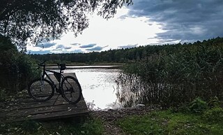 Mein Lieblingsort ist der See Głęboczek, den man durch den Wald erreicht. Ich fahre an sonnigen Tagen gerne mit meinen Freunden oder mit meinem Papa mit dem Fahrrad dorthin. Der See ist sehr groß und man kann daneben sitzen und sich ausruhen.