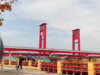 Mein Lieblingsort in Palembang ist die Gegend um die Ampera-Brücke. Von hier aus können wir die Schiffe sehen. Der Musi-Fluss verläuft unter der Ampera-Brücke. In dieser Gegend verkaufen viele Leute Palembang-Spezialitäten wie Pempek und Tekwan.