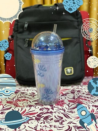 Eines der Dinge, die ich brauche und immer in meiner Tasche habe, ist ein Becher. Ich habe immer einen Becher dabei, wenn ich ausgehe, weil ich oft Getränke wie Boba, Chatime und andere kaufe. Also benutzte ich meinen Becher, anstatt einen Plastikbecher benutzen zu müssen, um ihn zu trinken. Da die Welt auch an den Welttag der Erde am 22. April 2021 erinnert, unterstütze ich den übermäßigen Gebrauch von Kunststoff mit Sicherheit nicht. Alles Gute zum Welttag der Erde!