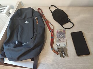 Wenn ich nach draußen gehe nehme ich  einen Rucksack mit mein Handy, Schlüssel und Geld. Mein Handy  nehme ich zum Kontakt. Schlüssel brauche ich wenn keiner zu Hause ist. Das  Geld nehme ich mit, um mir etwas kaufen zu können.  Im Rucksack habe ich immer Taschentücher und eine Flasche Wasser.