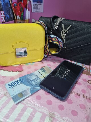 Wenn ich nach draußen gehe, bringe ich immer mein Telefon und Geld mit.Ich brauche mein Handy, denn wenn mir die Situation langweilig ist, spiele ich Handy.Und ich brauche Geld, weil ich viele Dinge mit Geld kaufen kann.(Das Geld auf dem Bild ist indonesisches Geld, Rupiah) Bonus :das sind meine Lieblingstaschen