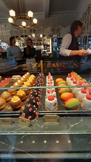 Ich kann ohne Kuchen nicht leben, weil ich ohne Kuchen nicht zufrieden bin. Ich komme von der Schule und ich esse einen Kuchen. Meine Mutti backt die besten Kuchen. Ich mag Napfkuchen und Schokoladenkuchen.