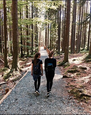 Ich kann nicht ohne meine Schwester leben. Sie ist die beste Schwester. Sie berät mich immer.