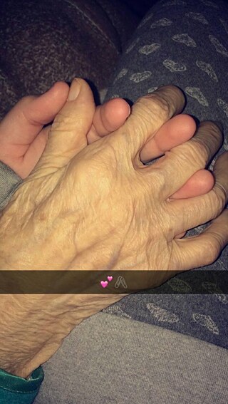 Hallo,  Ohne meine Großmutter will ich nicht leben, sie heißt Cherifa und sie ist 93 Jahre alt. Denn sie ist meine Schwester, meine Mutter und meine beste Freundin.  Sie ist der Geschmack und das Licht von meine Familie. Kurz gesagt, sie ist mein Leben