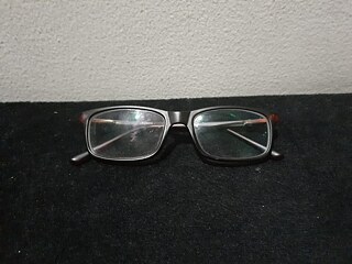 Hallo! Ich kann nicht ohne meine Brille leben. Ohne meine Brille kann ich nicht klar sehe. Deshalb brauche ich wirklich meine Brille.