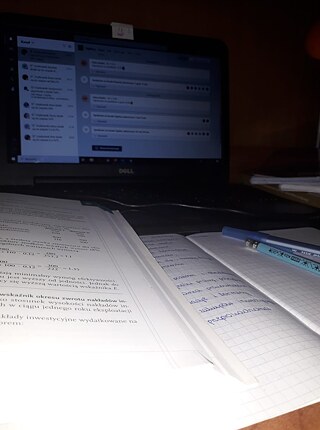 Hallo! Aufgrund des Coronavirus führen wir Online-Kurse durch, sodass ich die meiste Zeit for dem Computer verbringe. Wenn ich Freizeit habe schaue ich normaleweise Fernsehserien oder gehe spazieren