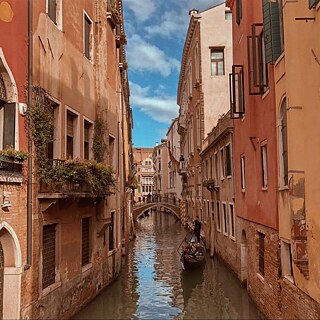 Hallo, Ich möchte mal Italien besuchen. Besonders Venedig - es sieht sehr schön und interessant aus, und Ich würde gerne eine Fahrt im Canal Grande machen, es klingt aufregend! Ich finde auch die italienische Sprache und die Architektur wunderschön. Ich würde mit meinen Freunden zusammen gehen © © Wohin willst du reisen?