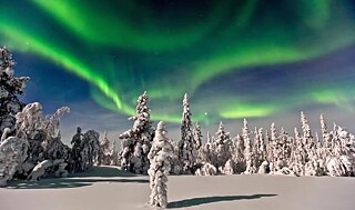 Ich möchte nach Finnland.  Finnland wird das Land der tausend Seen genannt.  Lappland zieht mich auch nach Finnland.  Natur, Schnee und Ruhe.  Ich würde gerne wegen der Natur nach Finnland fahren, aber auch wegen Schnee und Seen, wo ich mich treiben lassen könnte.  Auch das bekannte Unternehmen Nokian Tyres stammt aus Finnland. Mein Vater reist oft nach Finnland, um Reifen zu testen und Rennen zu fahren. Es ist mein Traum
