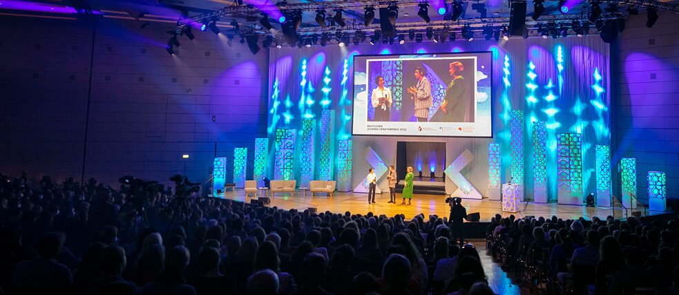 Cerimonia di conferimento del Deutscher Jugendliteraturpreis nella sala Harmonie alla Buchmesse 2022