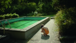 THE_TROUBLE_WITH_BEING_BORN_Foto_01