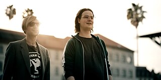 Standbild aus der Netflix series "The Billion Dollar Code": Carsten und Juri im Silicon Valley