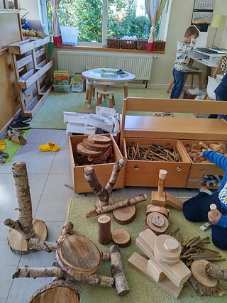Umweltfreundliches Spielzeug und Bewegungsraum im Kindergarten Uphof 