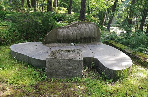 Tēlnieka Ojāra Feldberga veidots kapa piemineklis Vilhelmam Purvītim