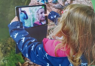 Wycieczka do lasu z tabletem, który jest świetną pomocą dydaktyczną