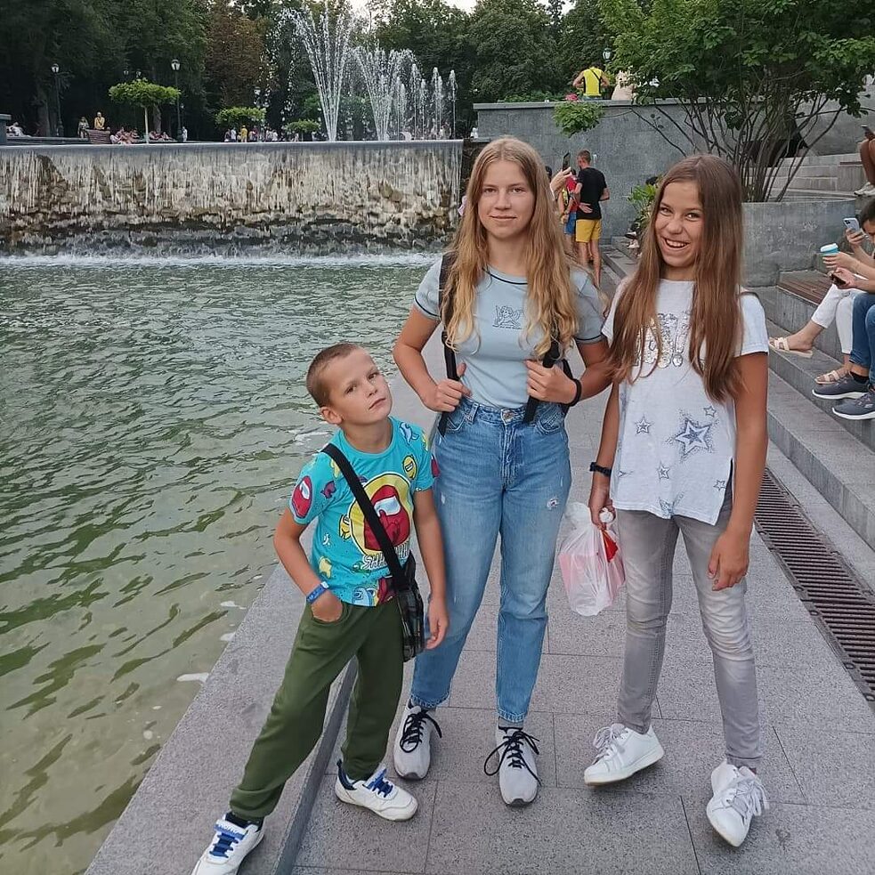 Savva, Kseňa a Karolina v lete 2021 v Ševčenkovom parku v Charkove