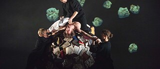 Une image de la mise en scène au Théâtre de l’Odéon