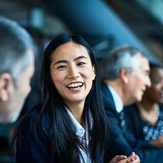 Business-Lerner sitzen an einem Tisch