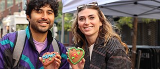 Paar mit Lebkuchenherz