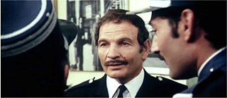 Trois policiers qui parlent entre eux