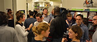 Personnes discutants dans une bibliothèque