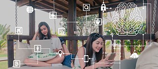 Zwei Mädchen mit Laptop und Mobiltelefon; das Foto ist überlagert von einer Grafik in der verschiedene Piktogramme durch Linien netzwerkartig verbunden sind
