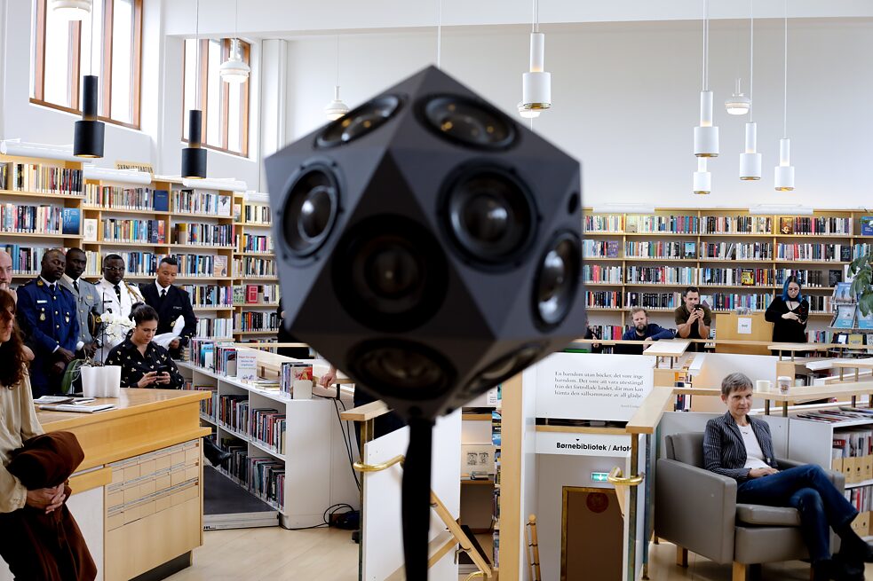 'Oumuamua' the processual sound-performance by Marc Sinan Company in the Nordic House Library