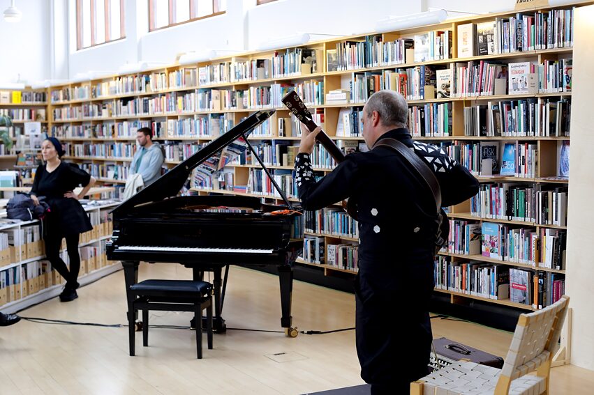 Oumuamua, the processual sound performance by Marc Sinan Company at the Nordic House Library.