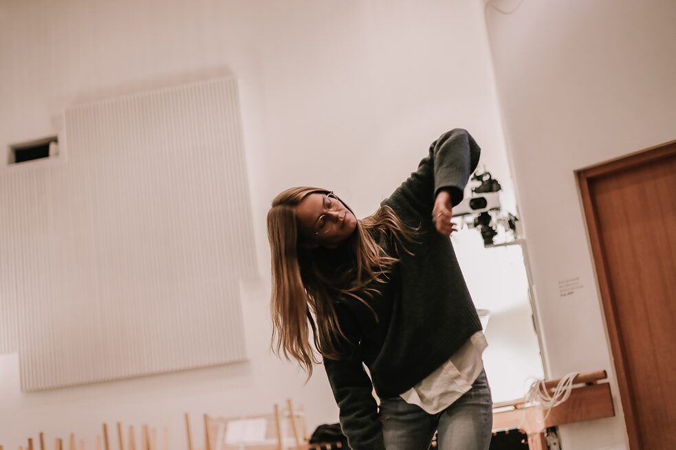 A workshop participant during the body and mind workshop CorresponDance by Janne Gregor.