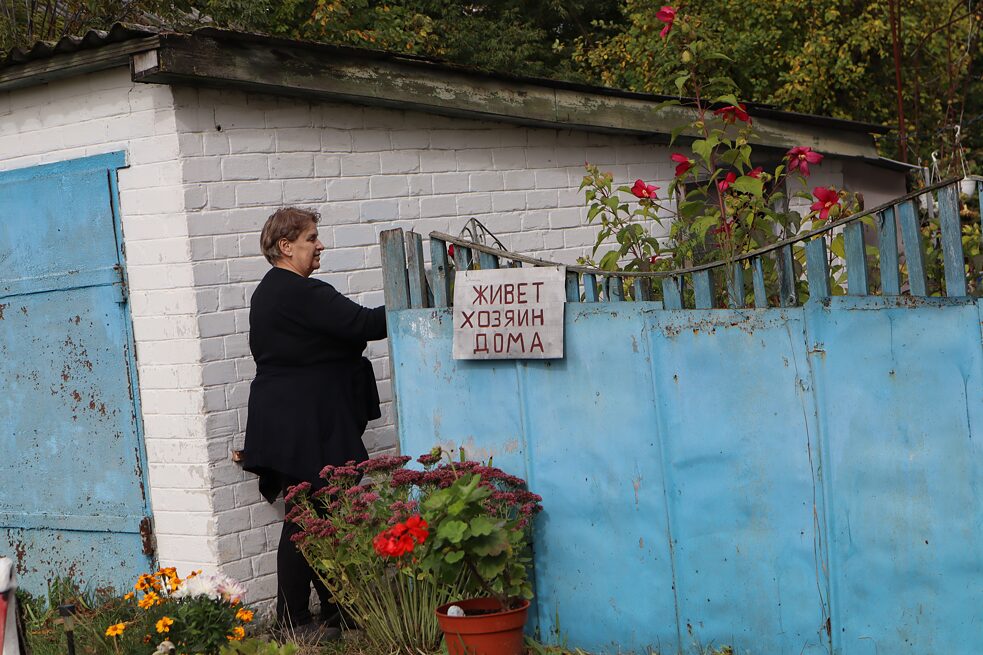 Samoseli v Černobyle nechávajú na plotoch nápisy, aby sa vedelo, kde žijú ľudia