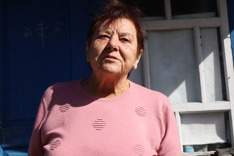 Sofia, Bewohnerin des evakuierten Dorfes Kupowate vor ihrem Haus. Während der ganzen Besatzungszeit hat Sofia keinen einzigen russischen Soldaten gesehen.