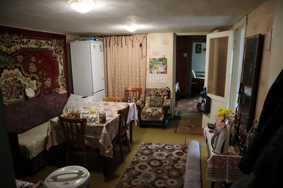 Das Haus der Tschornobyl-Bewohnerin Tetiana. Es gibt alles, was sie fürs Leben braucht: Strom und Wasser aus der Leitung.