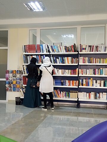 Studenten im Bücherregal