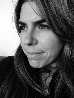 Porträt einer Frau in schwarz-weiß