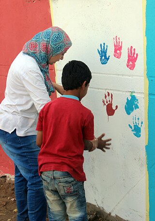   © © بناء نشاط مشروع بناء بيئي مؤسسة  بناء  - تصميم حائط مع أطفال