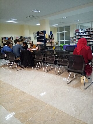 Étudiants dans la salle de lecture